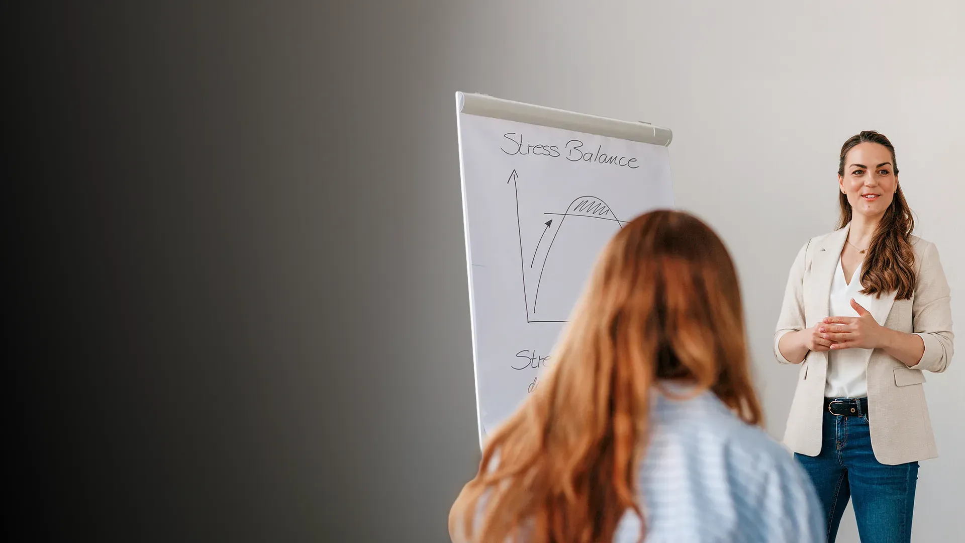 Nadin Förster hält einen Workshop zur Stress Balance am Flipchart